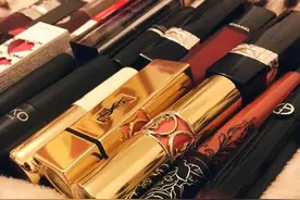唇上一抹红 点缀的是人生图片