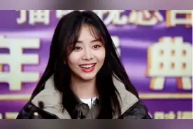 谭松韵央视跨年采访，30岁少女感似18，网友强推王冰冰来同框图片