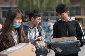 贫困生花3000元买名牌鞋，被取消助学金，委屈发文遭网友嘲讽图片