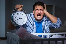 八个半月婴儿半夜歇斯底里大哭，什么原因？怎么办？图片