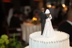 浙江乐清：婚礼上司仪临时换人，婚庆公司是否赔偿精神损失？图片