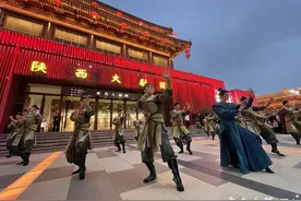 超燃！宁波舞剧《花木兰》街头快闪，“沙场练兵”惊艳大唐不夜城图片
