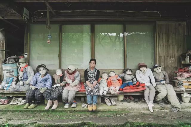 日本有个恐怖村庄,奶奶按照逝者原型做了300个人形,日夜陪自己