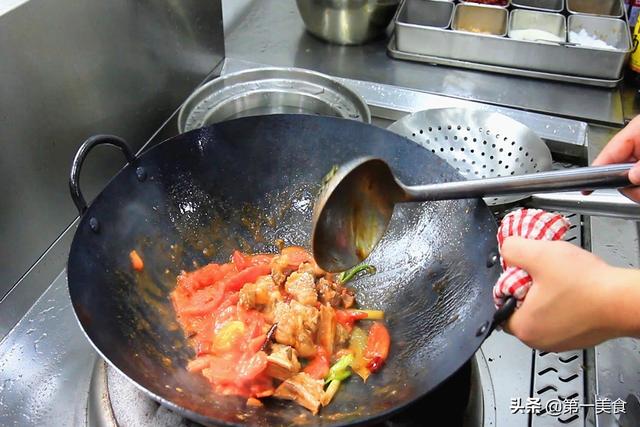 厨师长教你番茄炖牛腩家常做法，肉软烂入味，汤汁泡米饭太香了