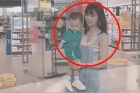 “冻龄姥姥”火了，带外孙逛街像一对母子，网友：确定是祖孙俩？图片