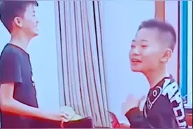 男孩与同学假期后初次见面 微微一愣抱大腿哭喊：没天理！图片