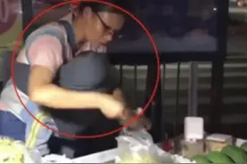 美女“深夜摆摊”胸前遮着一块布，顾客凑近一看后，表示再来一份图片