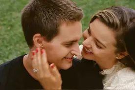 富豪夫妇捧脸杀太甜！米兰达可儿与90后老公首次拍杂志，是初恋啊图片