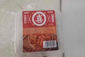 拼多多上买的无骨鸡爪“无”生产日期，客服：机器漏印了……图片