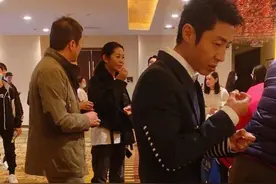 张蕾紧搂康辉被批太亲密，央视主持集体鸣不平：我们是亲密家人图片