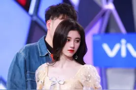 鞠婧祎超短连衣裙炸翻快乐大本营，清纯至极也该这样吧，太唯美了图片