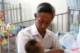 爷爷带孙女睡觉从来不哭，妈妈知晓真相后破口大骂，网友：心疼图片