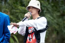 鹿晗晒节目录制花絮图 调侃自己造型像背了个假书包 不愧朝阳梗王图片