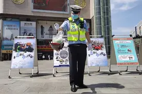 郑州交警在银基商圈做了一个实验，西瓜戴上头盔宣传“一盔一带”防护效果图片