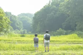 为了照顾弱智的哥哥，他放弃了外企工作，回到家乡 | 情感档案图片