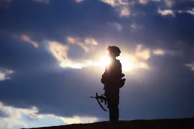 帅！夕阳下士兵剪影图片