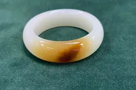和田且末糖精品手镯图片