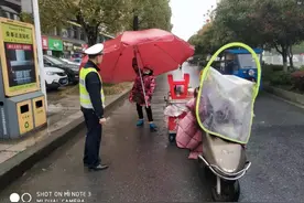 分宜一大娘骑电动车拖着大推车，还违规加装了超大遮阳伞图片