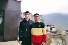 孙杨春节打高尔夫球！爸爸暖心陪伴，穿上万元毛衣笑容满面图片