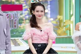 戚薇的“金鱼妆”火了，粉色吊带上衣配蓬蓬裙，百变女王变小公主图片