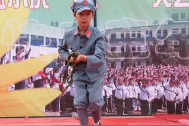 这个江边长大的荆州小男孩，春节火了图片
