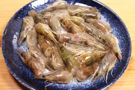 吃虾时，虾头别扔掉！学会这一招，虾头香脆又可口，吃一次忘不了