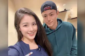 霍建华喜提豪车大腿瘦成杆，9天内与同一美女合影两次丝毫不避嫌图片