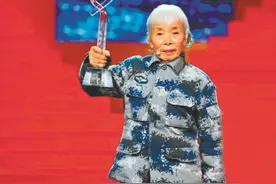 2018年，“中国首位女空降兵”捐款1000万，银行吓得报警，她是谁图片