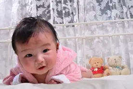 在那一刻，你明亮的眼睛里映出了我的身影图片