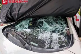 福州一小区内，两汽车玻璃无故被砸，警方已介入图片