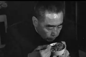 1973年，周总理一张埋头吃饭的生活照，为何能感动无数国人？图片