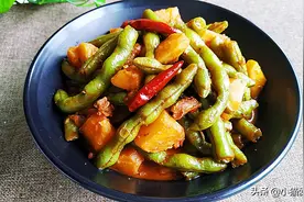 土豆烧豆角，过油还是焯水？很多人不清楚，小猫教你正确做法图片