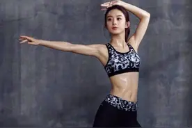 赵丽颖的身材太让人羡慕了，这肌肉线条和美背，手里的鸡腿不香了图片