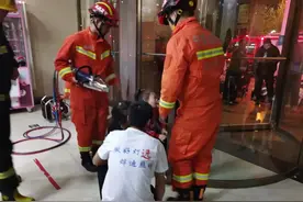 小女孩脚被卡疼痛难忍 勿把旋转门当“旋转木马”图片