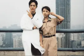 《余生》改档，超甜路透曝光，肖战将杨紫揽入怀中自拍，CP感满满图片