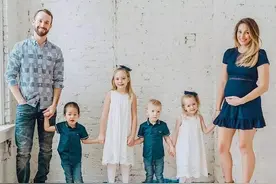 美国网红夫妻收养中国自闭症儿童，拍片筹款3年后弃养遭批敛财图片