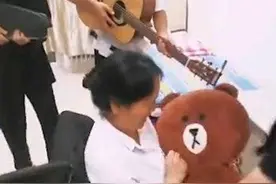 西安高校男生模仿吃鸡游戏送宿管小熊：感谢阿姨为我们晒被子图片