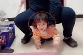 “混得最差的小棉袄”，4岁小宝被爸爸当坐骑骑在身上，一脸懵图片