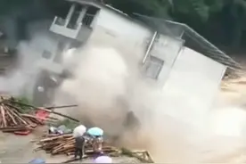 广西一栋4层楼民房暴雨后倒塌：整栋楼缓慢倾斜 10多秒内轰然倒入江中图片