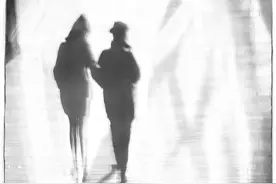 原创，街拍中捕捉行人剪影和投影-黑白照片图片