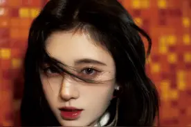 鞠婧祎又出迷惑行为，为澄清录视频嚼面包，嚼84下吞咽还摸脖子图片