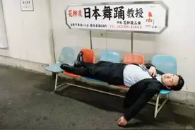 日本街头酒醉后暴露的各种“丑态”，带你看一下图片