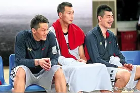 昔日的“广东五虎”王仕鹏帮易建联打工，他的年薪现在有多少钱？图片