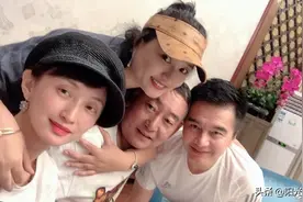 许亚军一家出游，第四任娇妻晒与小儿子合影，却不见继子许何身影图片