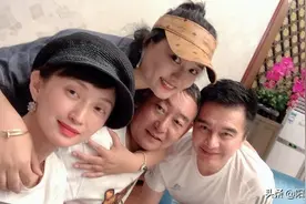 许亚军一家出游，第四任娇妻晒与小儿子合影，却不见继子许何身影图片