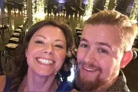 英国男子无意中摸到妻子胸部发现里面有小硬块，没想到救了她的命图片