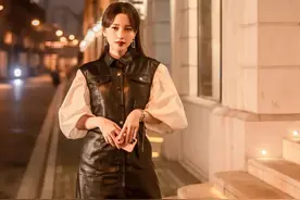 40岁金莎爬山，被一00后男生搭讪，金莎：努力一点都能生下一个你图片