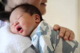 新生儿穿连体衣好还是分体衣好？看完这篇我终于明白了图片