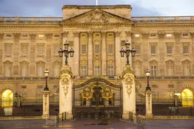 白金汉宫是英国的王宫，位于伦敦詹姆士公园的西边图片