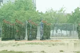 驻港部队选拔极其严格，一百二十个精英士兵中只挑十二个人